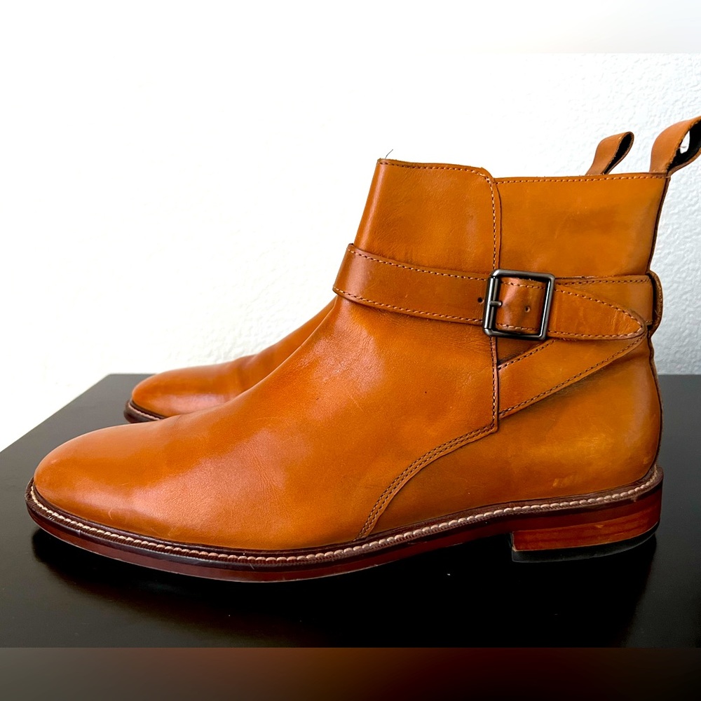 Size 11 men’s Chelsea boots with side zipper.